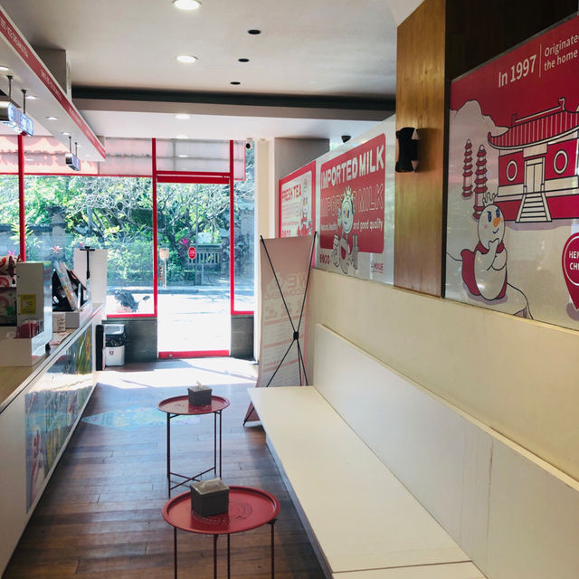 只要0.5美金，在樂姜街歇個腳，吃大支霜淇淋、吹冷氣、上廁所： Mixue Premium Legian