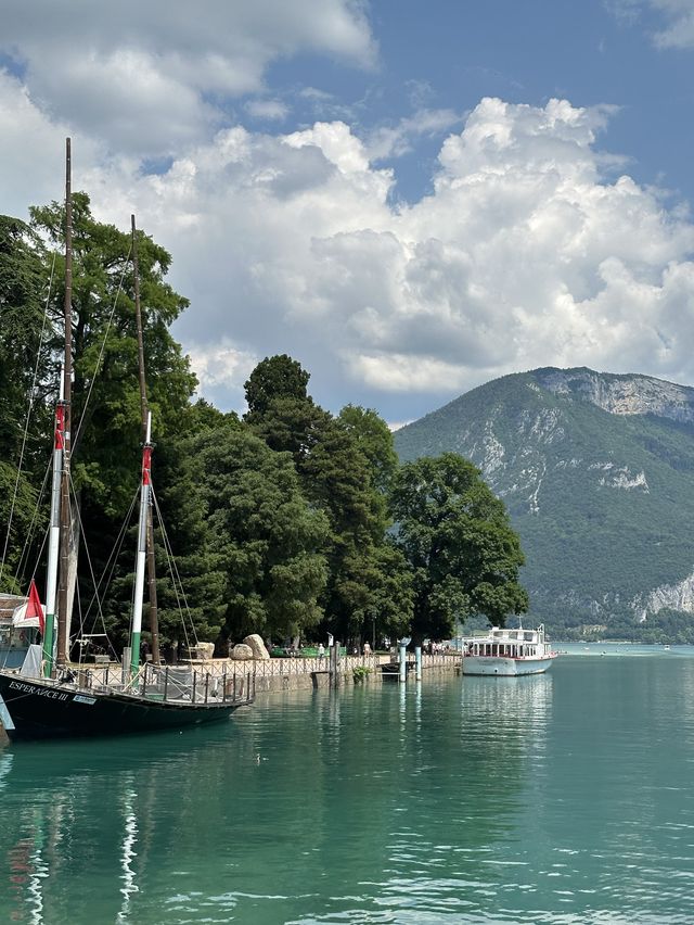 A romantic bridge in Annecy 🇫🇷🫶😍🌁