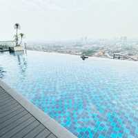 Inviting infinity pool @Holiday Villa JB 🇲🇾