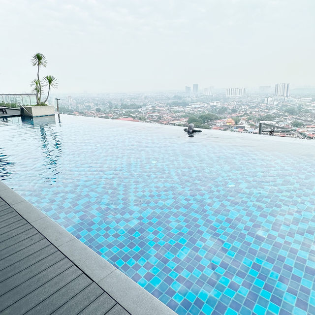 Inviting infinity pool @Holiday Villa JB 🇲🇾