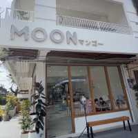 Moon cafe คาเฟ่สวย สไตล์มินิมอล
