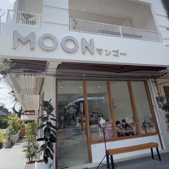 Moon cafe คาเฟ่สวย สไตล์มินิมอล