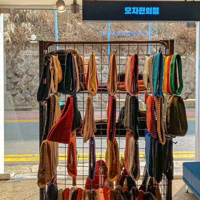 홍대 뒷골목 힙한 모자가게