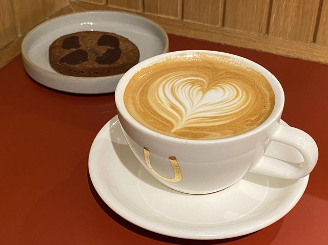 京都・中京区。エースホテル京都のロビー、コーヒーで一休み『Stumptown Coffee Roasters』