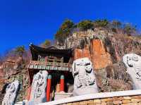 높은 암벽에 조각되어있는 사찰⛰️