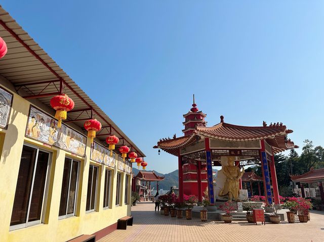 วัดหมื่นพุทธ - Ten Thousand Buddhas Monastery