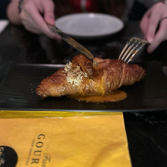 📍香港中環｜Fast Gourmet · 中環得獎慢煮料理🏆 必食包餡流心龍蝦湯牛角包🥐