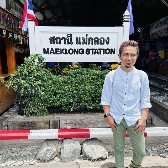 The market that train passing by Maeklong St