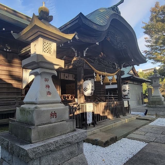 Shrine with guidance lion dog 