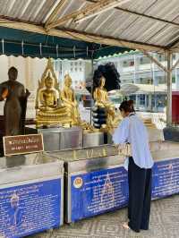 สักการะพระพุทธรูปใจกลางเมือง ณ วัดไตรมิตรฯ