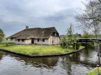 🚤 Exploring the Charming Canals of Giethoorn