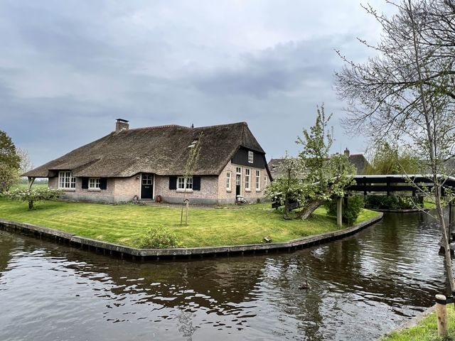 🚤 Exploring the Charming Canals of Giethoorn