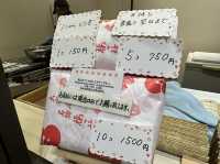 福岡・博多駅。博多駅で太宰府名物『梅ヶ枝餅』の焼きたてが食べられる『松島茶店』