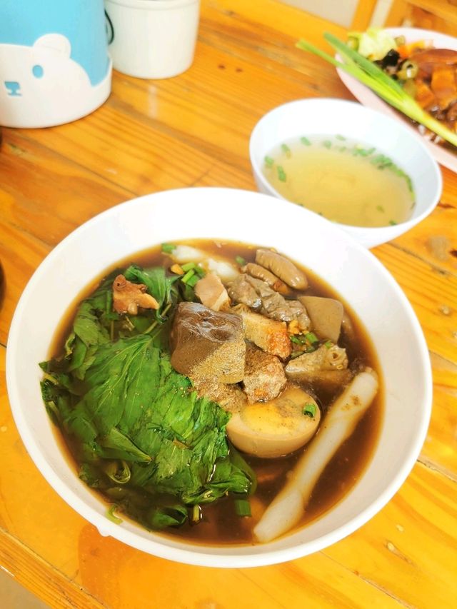 " เช้าชามเย็นชาม " ก๋วยจั๊บเมืองนนท์