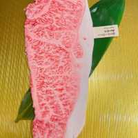 和牛西冷：店員會親自幫手燒，燒至7成熟左右，肉質鮮嫩，油花入口即融，沾上胡椒鹽帶來多重口感。