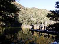 「明神池：穗高神社奧宮內的寧靜湖泊」