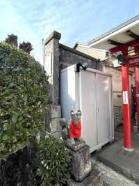 【白玉稲荷神社/東京都】高い塀のような石垣が珍しい神社