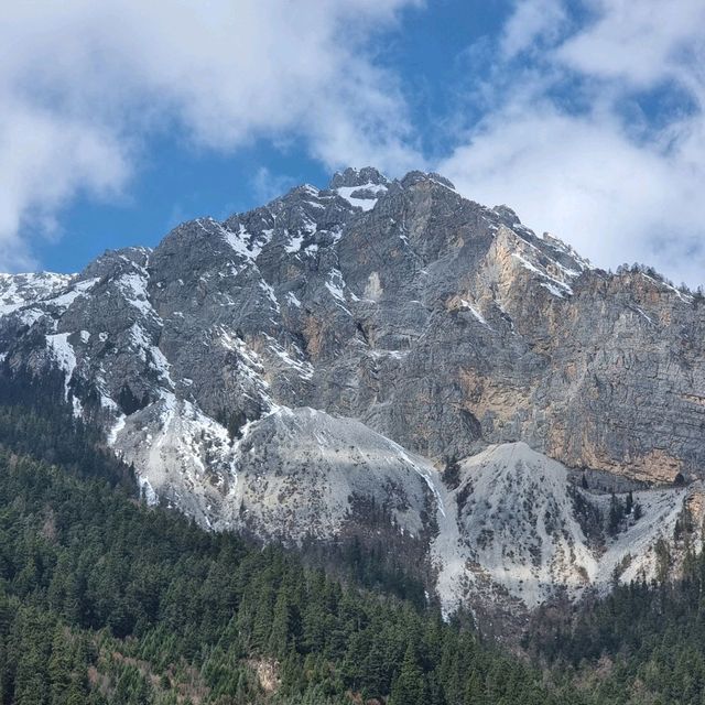 "Jiuzhaigou: A Natural Wonderland of Tranquility and Beauty"