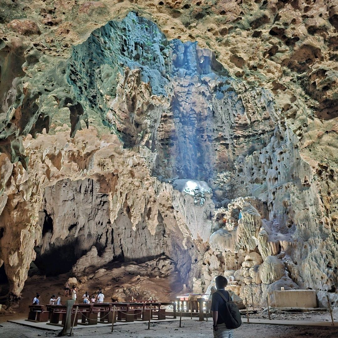 Hang động Callao Hang động Callao
Nơi này cách Tuguegarao, thành phố nóng nhất Philippines, khoảng một giờ lái xe. Đây là một điểm du lịch nổi tiếng và là nơi cầu hôn ở phía bắc Luzon. Tôi sẽ không tiết lộ chi tiết, bạn có thể tự mình trải nghiệm (chính quyền địa phương yêu cầu bạn phải có tình nguyện viên đi cùng mới được vào. Các tình nguyện viên sẽ giúp chụp ảnh và giải thích thông tin và truyền thuyết về hang động. Cuối cùng, sẽ thưởng cho mọi người một khoản tiền boa để mọi người vui vẻ). #Động Callao #bắc luzon