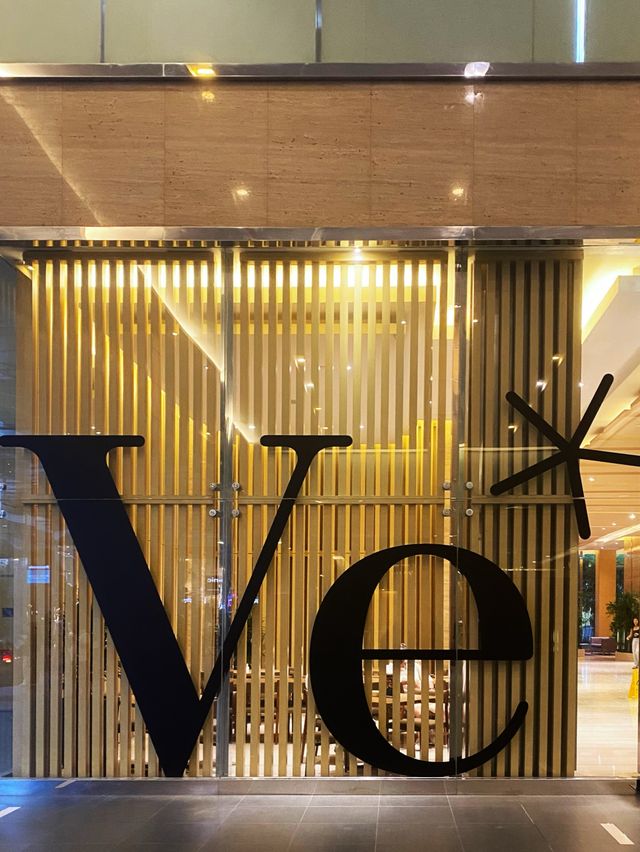 Hotel surrounded with shopping mall and dining spots 🏩