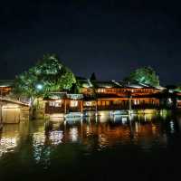 看着乌镇的夜景，吃着甜品