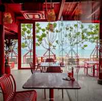 คาเฟ่สีแดง ริมหาดนาจอมเทียน พัทยา