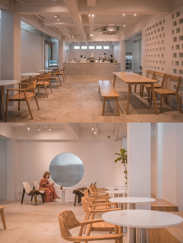 Sync Coffee bar & Roastery คาเฟ่มินิมอลย่านกมลา