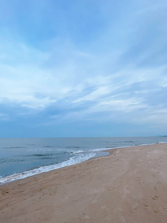 ริมชายหาดชะอำ 💙