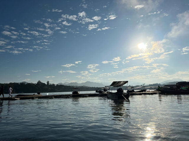 ล่องเรือยามเช้าชมวิถีชีวิตชาวสังขละบุรี 🌊 