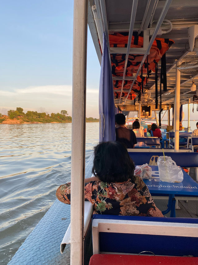 ล่องเรือดูพระอาทิตย์ตก | จ.นครพนม ⛴️✨🐟🌳🌥️