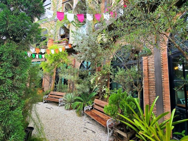 คาเฟ่ สไตล์สวนอังฤษ กลางเมือง สระบุรี 