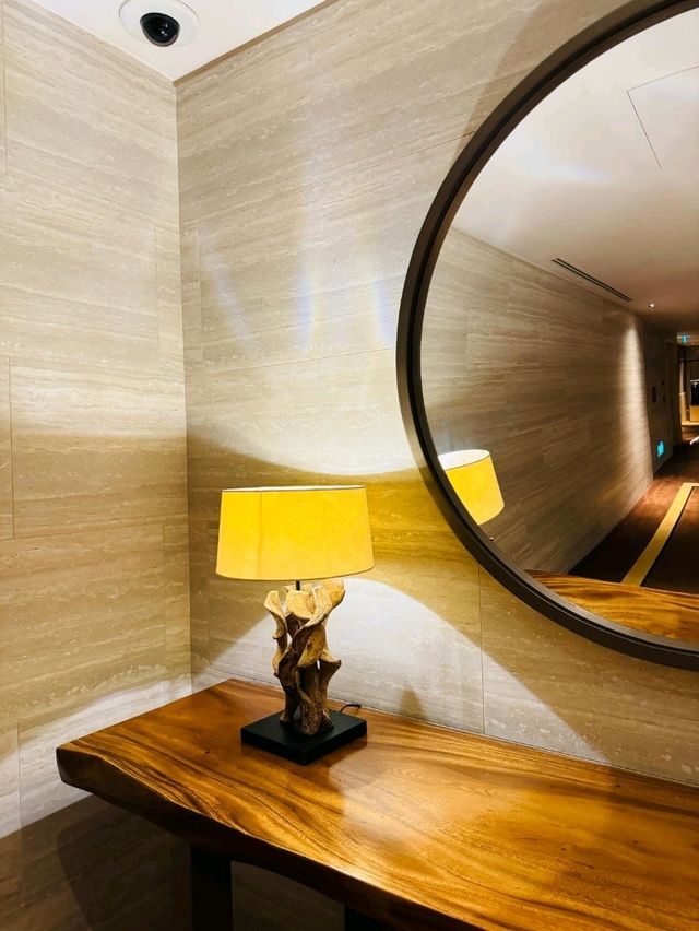 Travel hacks by using the hotel corridor painting
