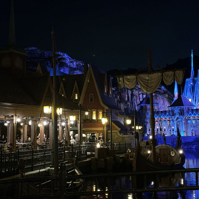 The world's first Frozen-themed land in Disneyland