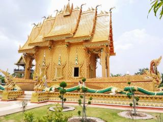 วัดหนองหูลิง  金碧輝煌的船型佛堂