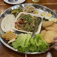 เป๋นปลาเป็น นครพนม: ร้านอาหารวิวแม่น้ำโขง