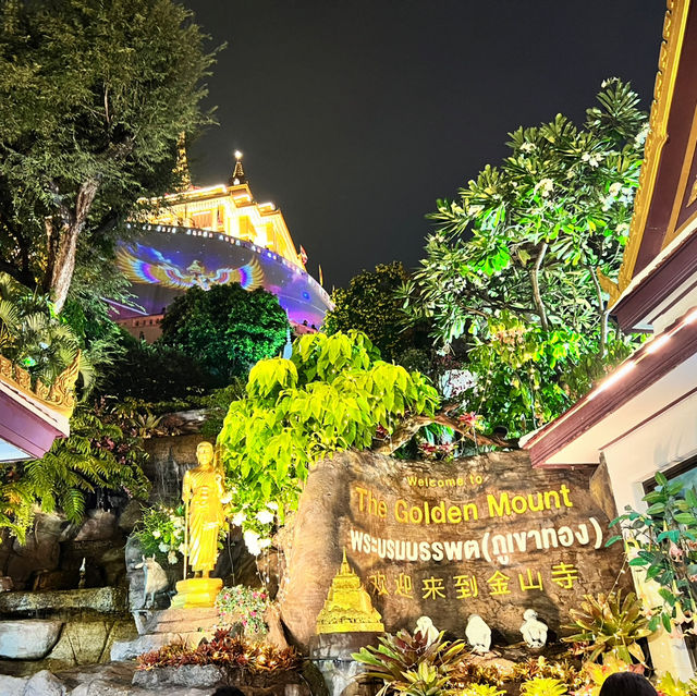 ลอยกระทงที่งานวัดภูเขาทอง 