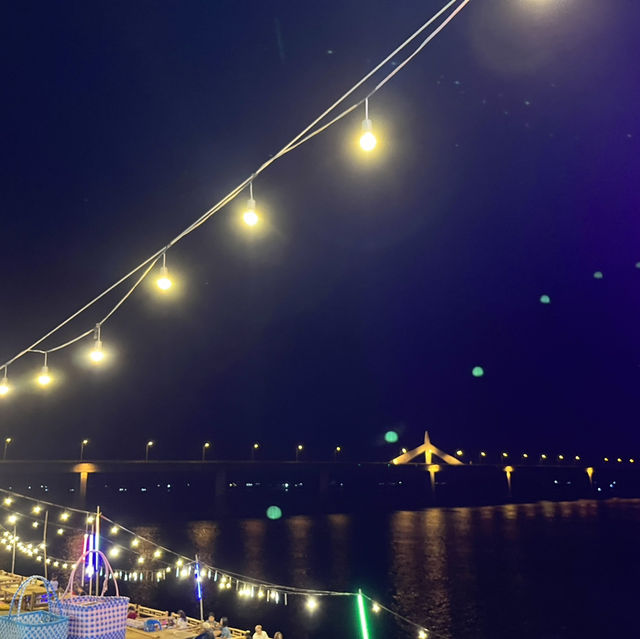 สะพานมิตรภาพไทยลาวมุกดาหาร