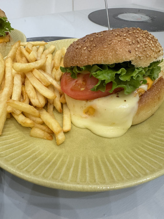 【北九州カフェ】国産素材にこだわったボリューム満点のハンバーガー🍔