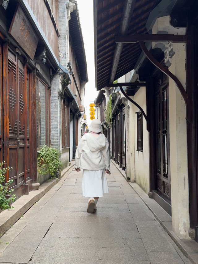 Step back in time visiting Zhouzhuang Ancient town 