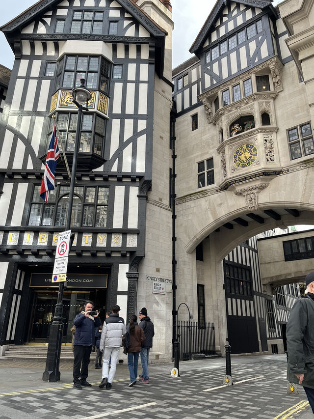 【イギリス🇬🇧】老舗デパート リバティでアフタヌーンティー☕️