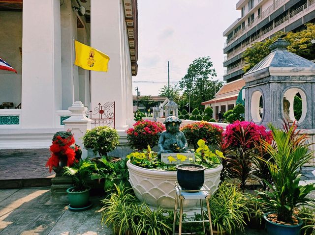 泰國曼谷皇家古跡寺廟景點:Wat Nang Nong，白色莊嚴肅穆建築，適合打卡拍照📸
