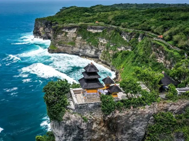 "Uluwatu Kecak Dance: A Mesmerizing Balinese Sunset Performance"