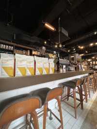  《工業風打卡Cafe🔥睇住電車路食野幾Chill》