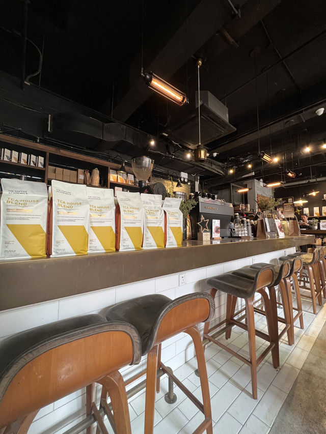  《工業風打卡Cafe🔥睇住電車路食野幾Chill》