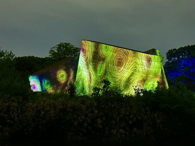 แสงสี ท่ามกลางธรรมชาติ ยามค่ำคืน ณ โอซาก้า
