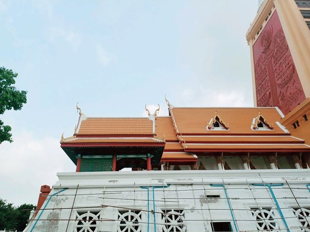 泰國曼谷市中心著名皇家寺廟景點古跡寺廟：甘蒙坤寺，高大雄偉巨塔建築，適合打卡拍照📸冥想