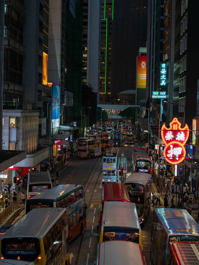 ローカルな光が灯る「香港の夜の裏通りスナップ