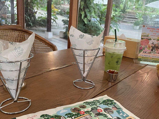 คาเฟ่กลางสวนป่าไม้หอมกฤษณา 🌿🍃 มีสุขฟาร์ม 🌿🍃