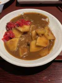 【青森×星野リゾート 青森屋】割烹着姿のお母さんが配膳してくれるビュッフェ
