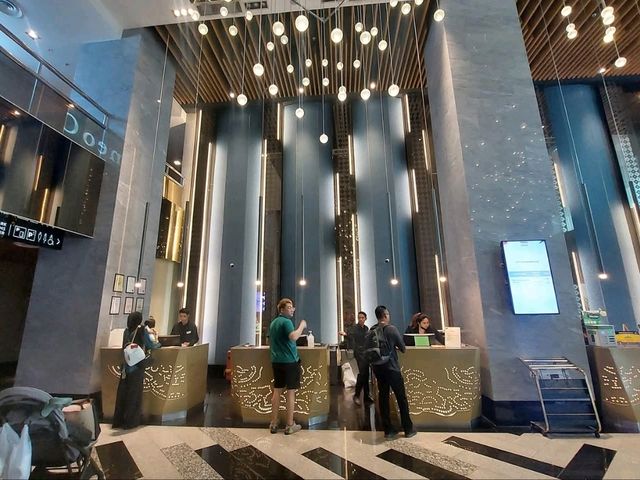 “Urban Vibes & Cultural Comfort: Deluxe King Escape at TROVE JB”